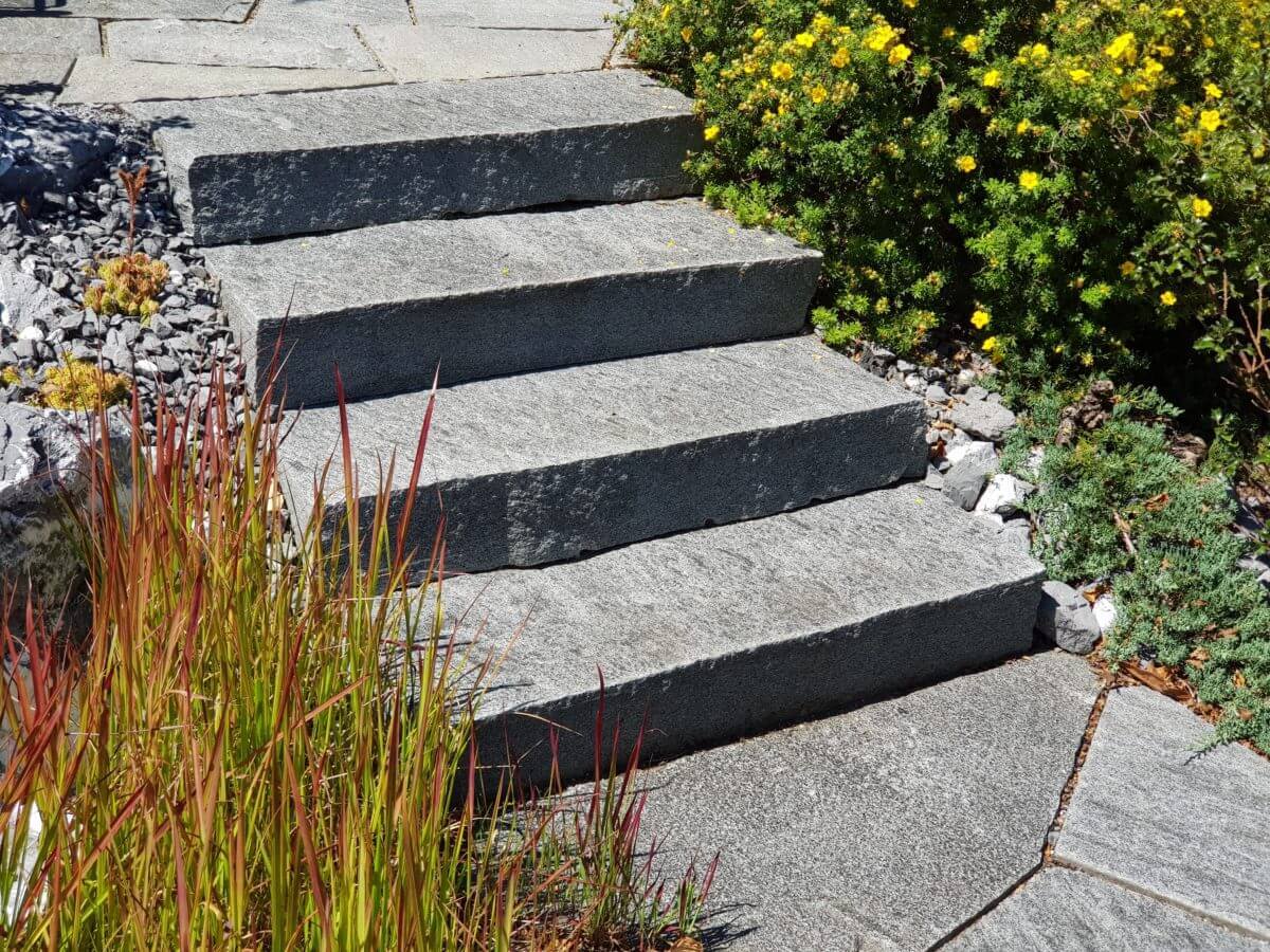 C27-Granitblocksteintreppe-passend-zu-den-Bodenplatten-e1538687849528.jpg