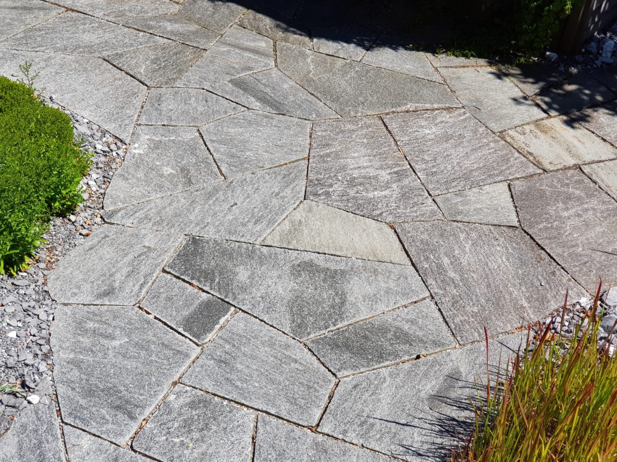 C3-Sauber-verlegte-Granit-Mosaikplatten-e1538687649462.jpg