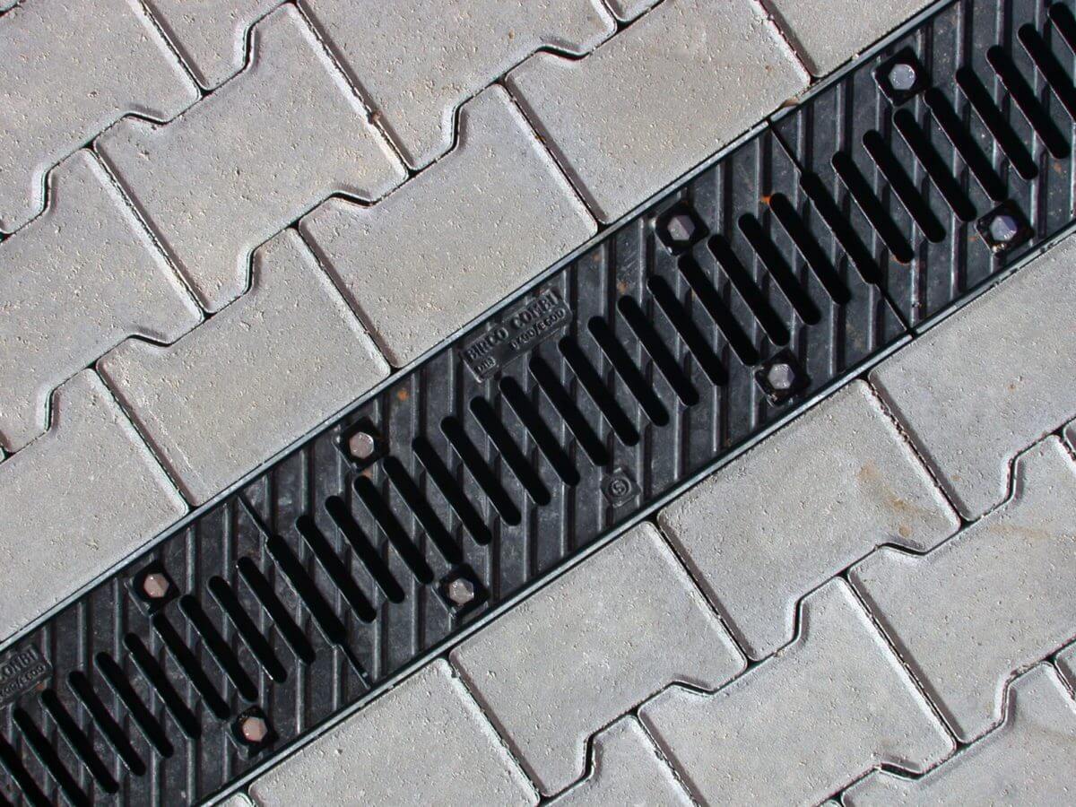 C6-Betonverbundsteine-mit-Abflussrinne-e1538687667178.jpg