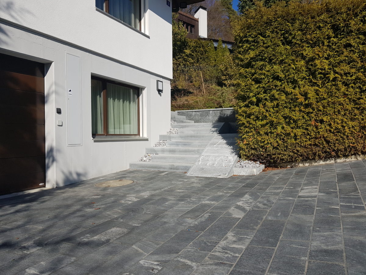 F42-Vorplatz-und-Eingangstreppe-aus-Granit-1-e1538685835716.jpg
