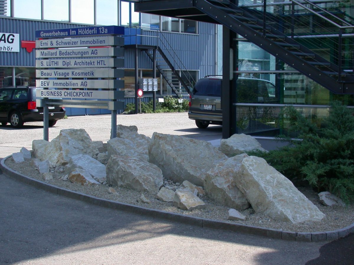 F56-Wuchtiger-Steingarten-1-e1538685938796.jpg